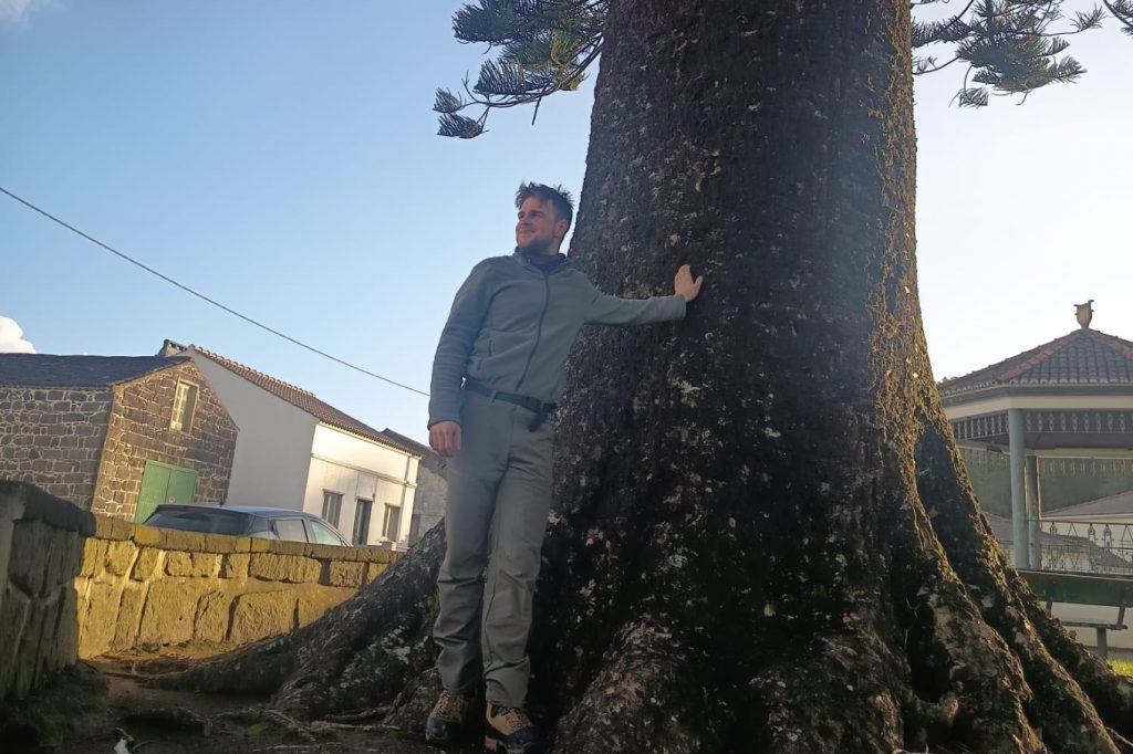 Baumarbeiter_Simon_Hummig_Simon_neben_Baum